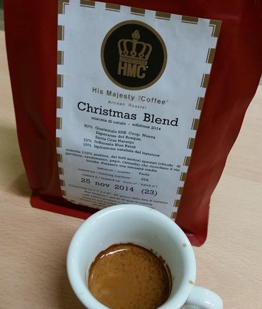 UN ESPRESSO PER NATALE, L’ASSAGGIO DELLA “CHRISTMAS BLEND” DELLA TORREFAZIONE “HIS MAJESTY THE COFFEE”