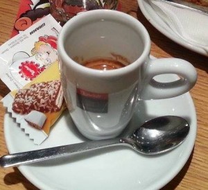 IL NOSTRO ESPRESSO SERVITO CON L'IMMANCABILE WAFER