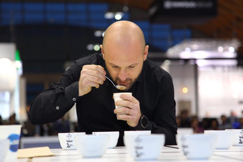 Francesco Sanapo è il nuovo Campione Italiano della disciplina dell assaggio del caffè, con 8 tazze su 8 indovinate, davanti alla Campionessa uscente Helena Oliviero, 7 su 8, e a Valentina Montesi, terza classificata. Sanapo è stato per tre volte Campione Italiano nella disciplina Baristi e sesto al mondo a Melbourne nel 2013, tornerà a rappresentare i colori Italiani in una disciplina diversa che lo vedrà sul palco del World of Coffee di Berlino in giugno 2019.