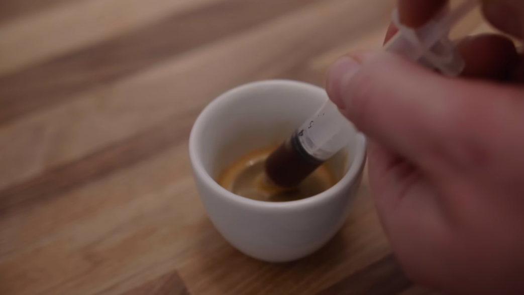 Prelevare una parte di espresso appena sotto la crema