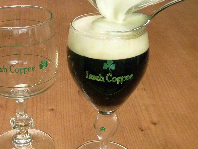 COME FARE L’IRISH COFFEE E IL MONDO DEI COCKTAIL AL CAFFÈ