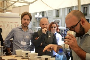 Pausa_caffe__andrej_godina_e_Francesco_Sanapo_oggi_per_inaugurazione_foto_di_Antonio_Veracini