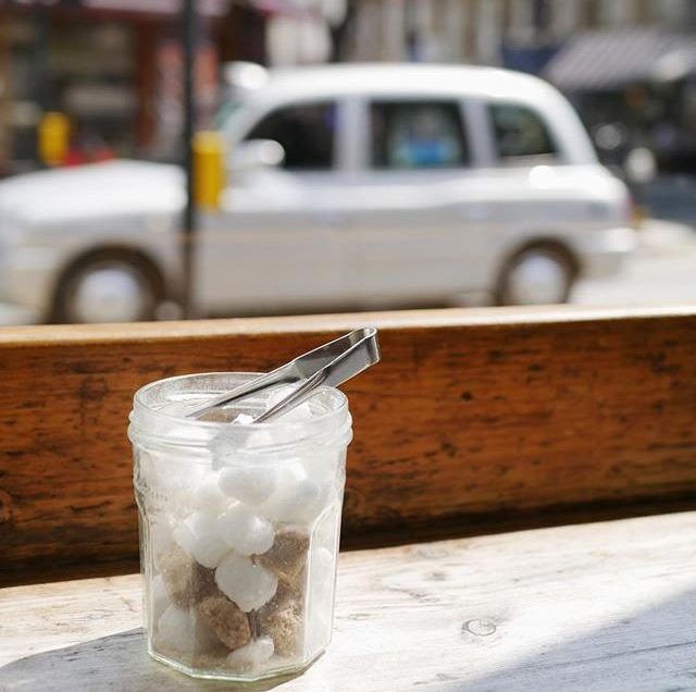 CAFFE’ CON O SENZA ZUCCHERO? QUANTO PAGHIAMO PER SPRECARE…