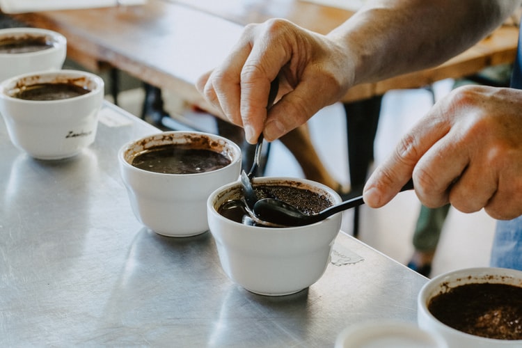 COME FUNZIONA L’ASSAGGIO IN  CUPPING SECONDO IL PROTOCOLLO SCA