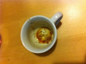 Fondi di caffè nella tazzina