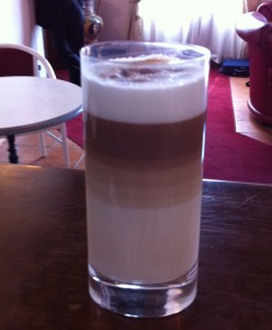 Il latte macchiato a strati.