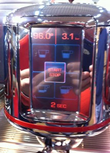 Il display touchscreen della macchina da caffè espresso M100