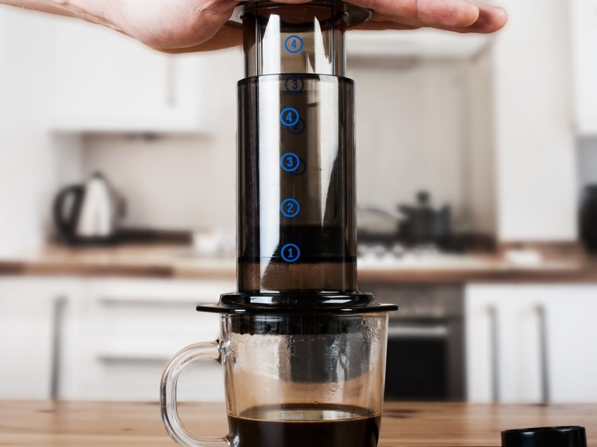 IL CAFFÈ IN MOBILITÀ: AEROPRESS VS HANDPRESSO