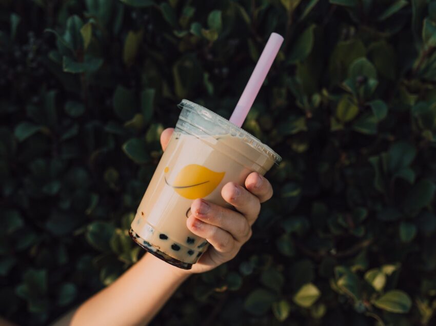 COME SI PREPARA IL BUBBLE TEA, LA BEVANDA CON LE PERLE NERE, DOLCI E GOMMOSE